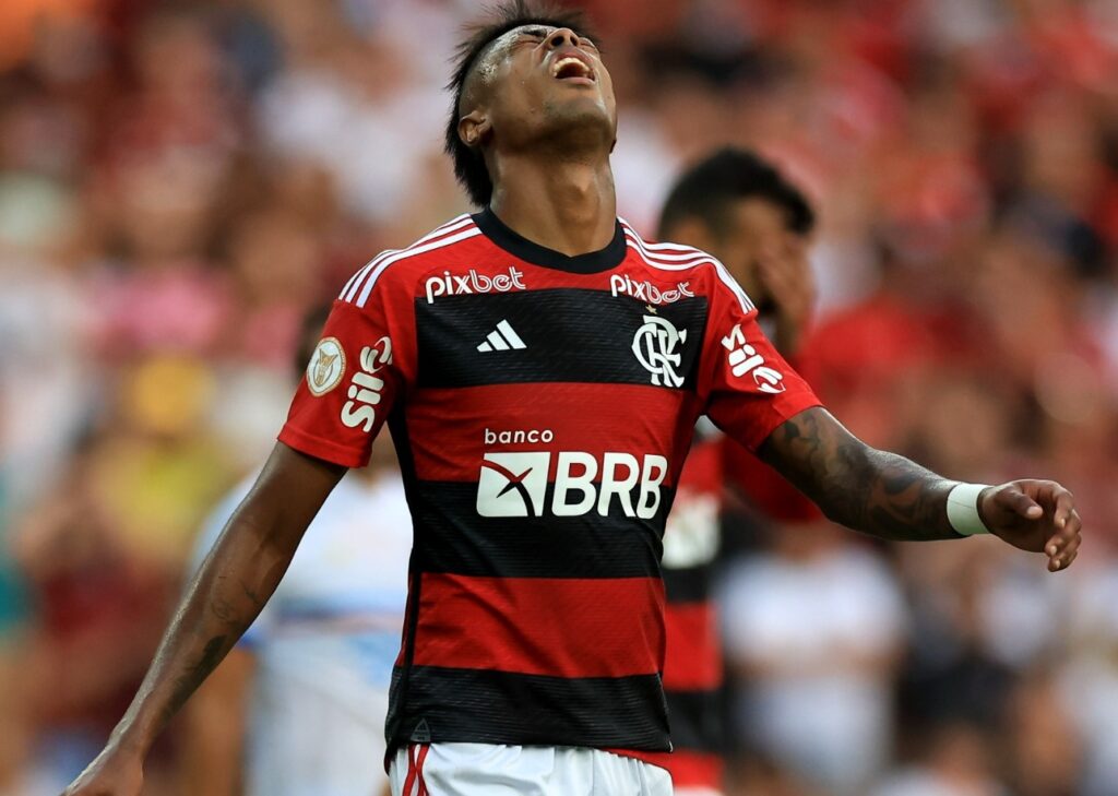 Bruno Henrique lamenta lance em jogo do Flamengo no Brasileirão