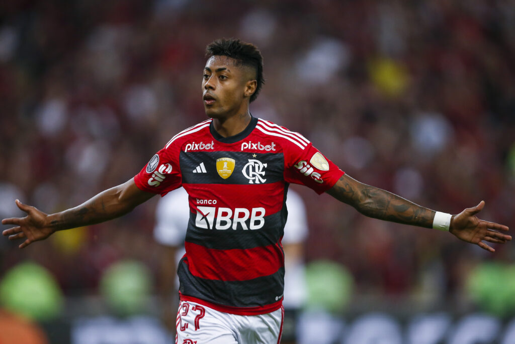 Bruno Henrique comemora gol diante do Olimpia; atacante assinou sua renovação de contrato e Flamengo corre para oficializar o acordo
