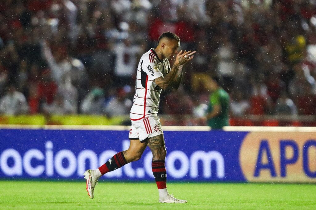 Cebolinha comemora gol contra o América-MG, primeiro tento de três na vitória maiúscula do Flamengo no Brasileirão