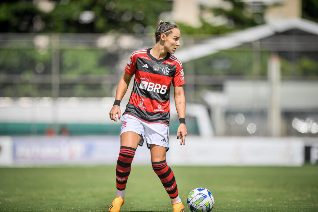 Giovanna Crivelari, do Flamengo, fala sobre futebol feminino e final do Campeonato Carioca