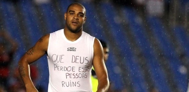 Adriano mostrando camisa com a frase "Que Deus perdoe essas pessoas ruins" em jogo do Flamengo contra o Vasco.
