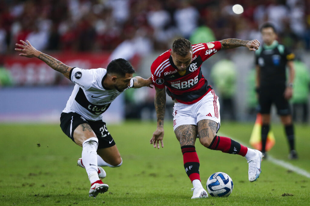 Everton Cebolinha dribla defensor do Olimpia, no Maracanã; atacante virou peça-chave no Flamengo de Tite