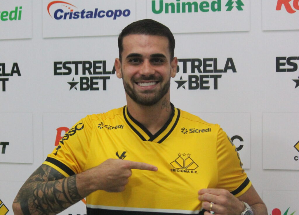 Felipe Vizeu com a camisa do Criciúma; Ex-Flamengo está classificado para a Série A 2024 