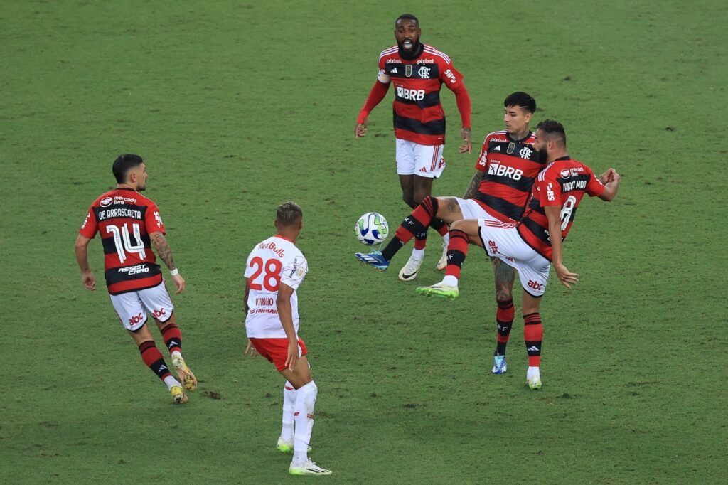 Pulgar tenta passe cavado para Arrascaeta em vitória do Flamengo por 1x0 sobre o Bragantino
