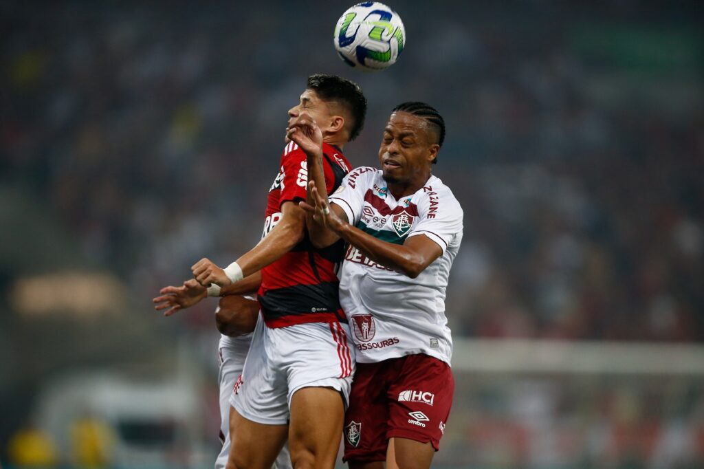 Luiz Araújo, do Flamengo, e Keno, do Fluminense, disputam bola no alto no jogo que terminou em 1x1 pelo Brasileirão