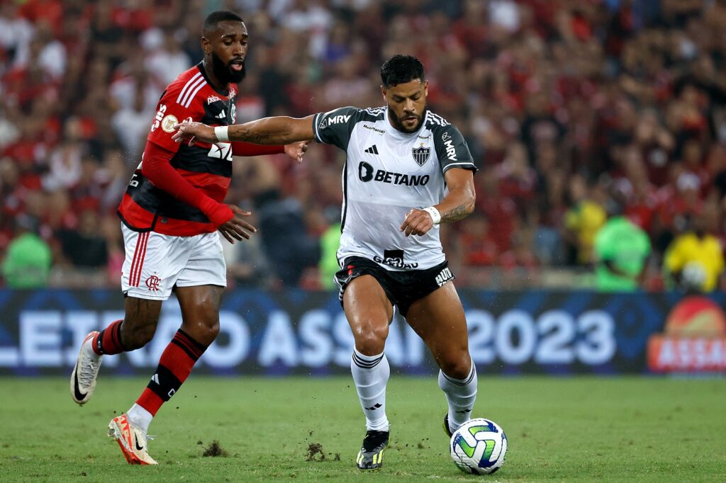 Gerson do Flamengo, marca Hulk, do Atlético-MG, em jogo pela 36ª rodada do Brasileirão 2023