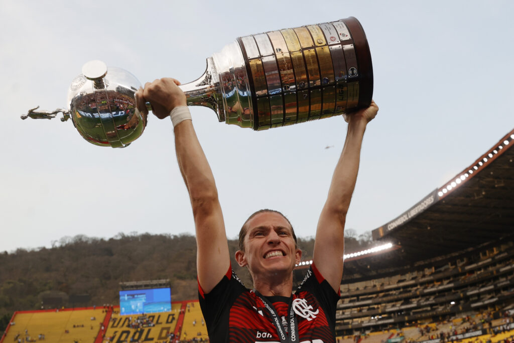 Filipe Luís levanta troféu da Libertadores; lateral do Flamengo anunciou a aposentadoria do futebol
