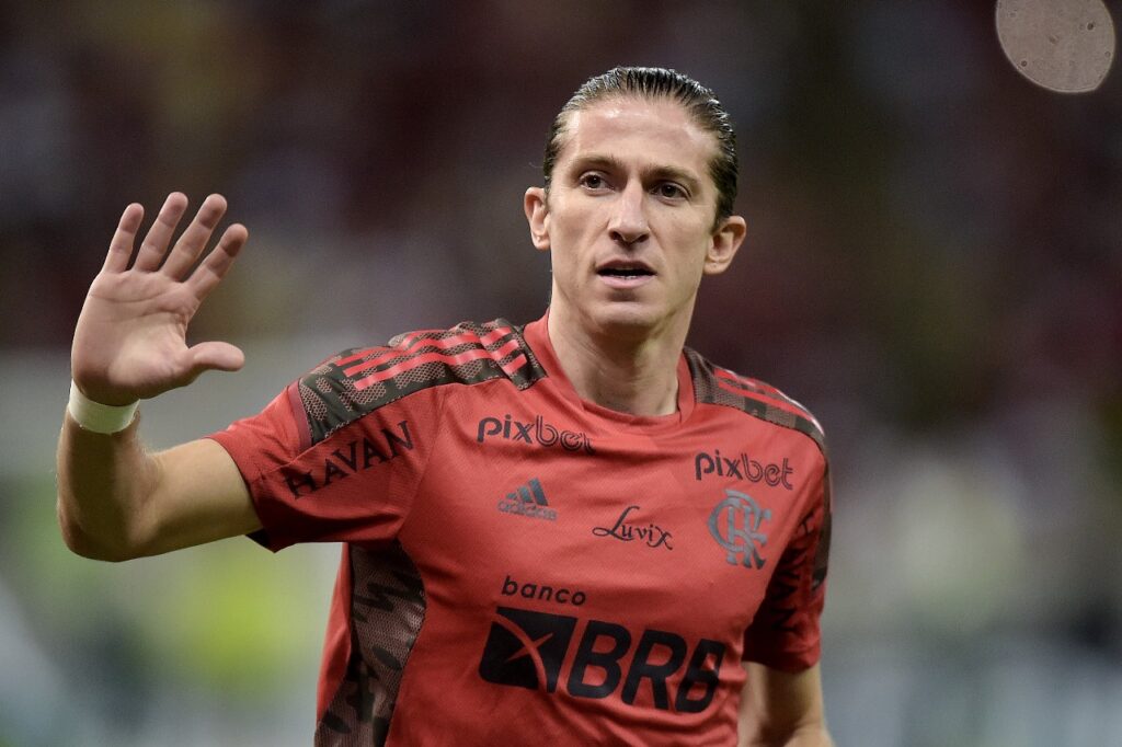 Filipe Luís acena para os torcedores no Maracanã; Lateral do Flamengo decidiu se aposentar dos gramados ao final de 2023