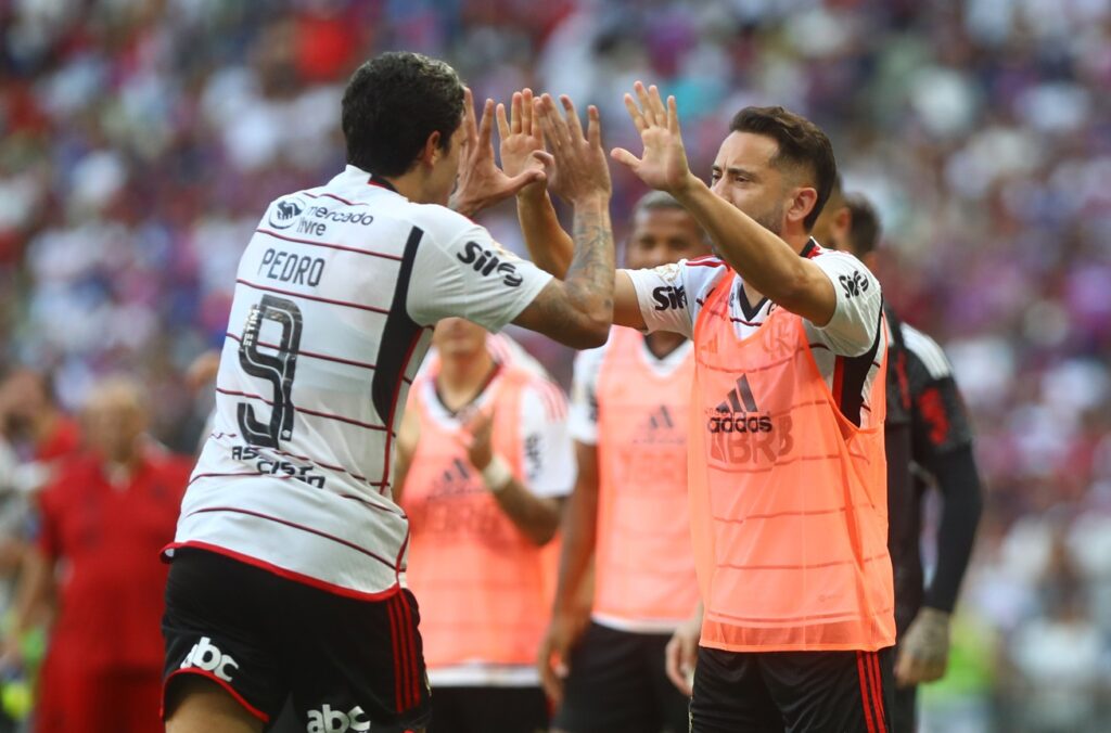 Pedro comemora gol com Everton Ribeiro em vitória do Flamengo sobre o Fortaleza, a terceira com Tite no comando