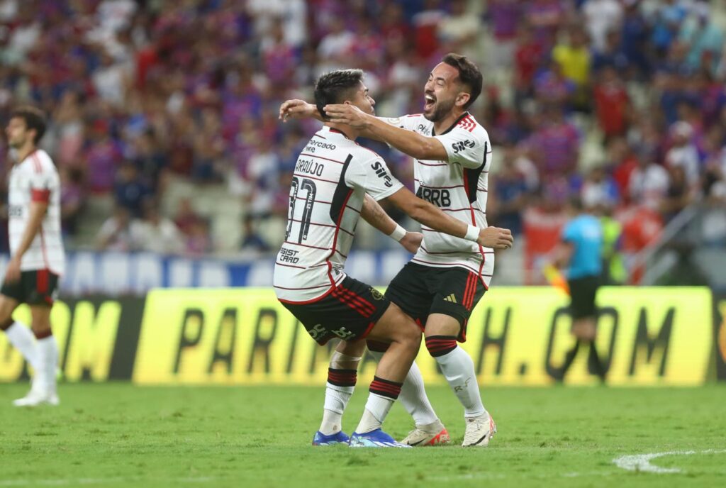 Luiz Araújo abraça Everton Ribeiro após gol em Flamengo 2x0 Fortaleza pelo Brasileirão