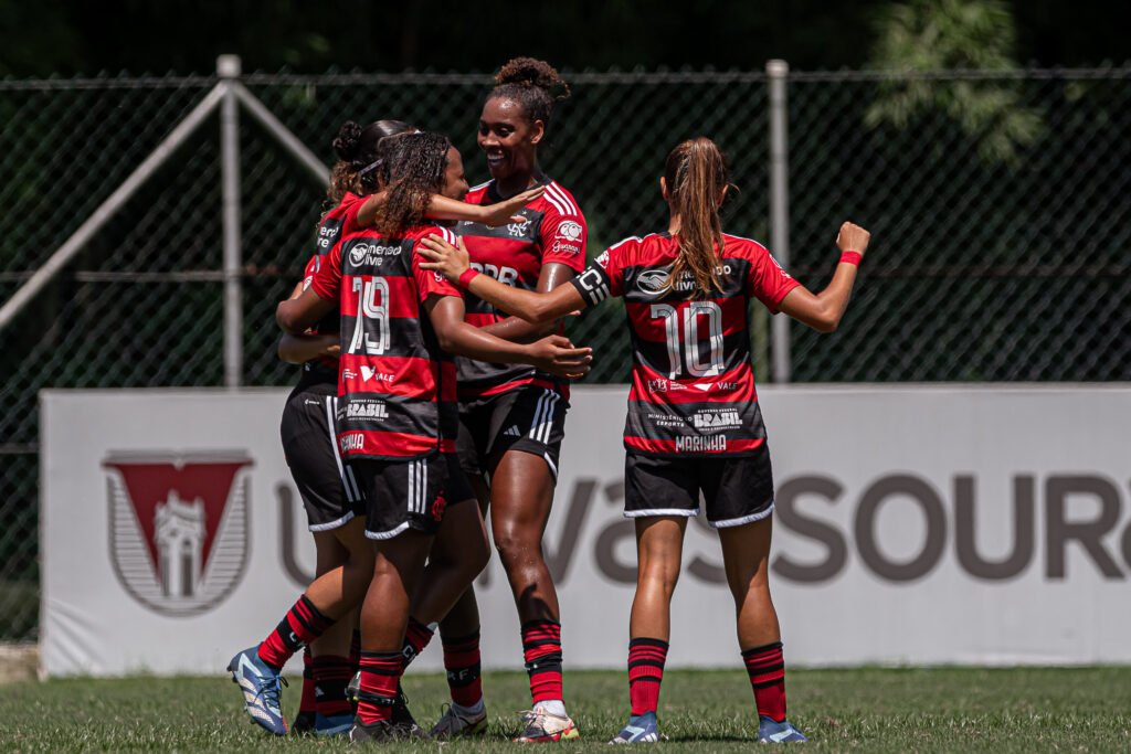 Jogadores do Flamengo Feminino Sub-20 comemora gol; time aplicou mais uma goleada na Copa Rio Feminina Sub-20 e vai enfrentar Fluminense ou Botafogo na final