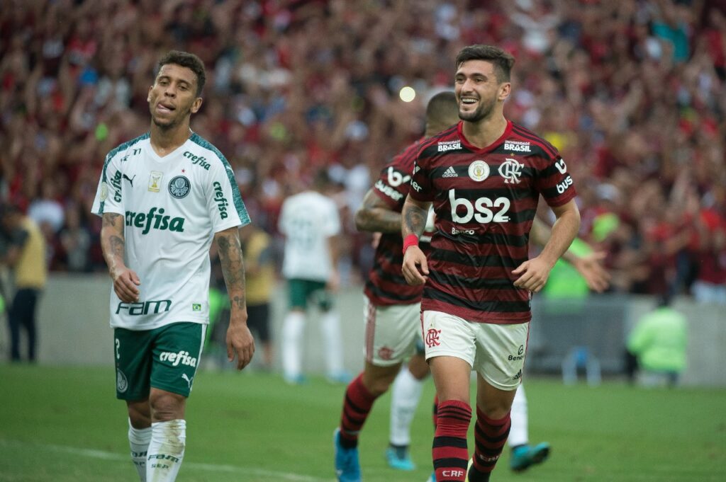 Arrascaeta comemora gol contra o Palmeiras em 2019; Flamengo não sabe o que é perder para o adversário no Maracanã há sete anos