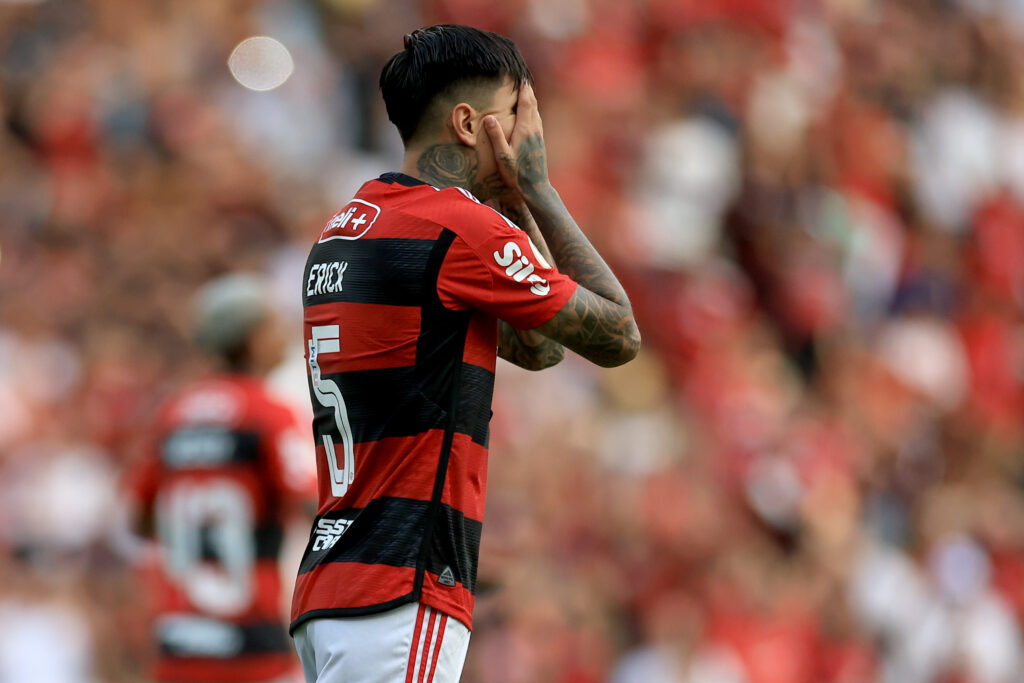 Após mais uma derrota de virada no Campeonato Brasileiro colunista define que a diferença entre Flamengo e Palmeiras é a vergonha na cara