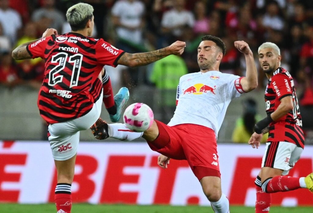 Pedro disputa bola com adversário em Flamengo x Bragantino, no Maracanã; Arrascaeta aparece ao fundo observando a jogada