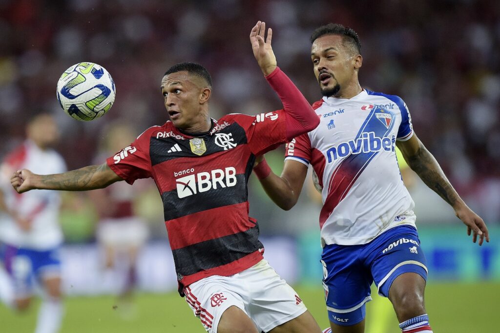 Wesley disputa bola com jogador do Fortaleza; veja os prognósticos e odds do jogo do Flamengo