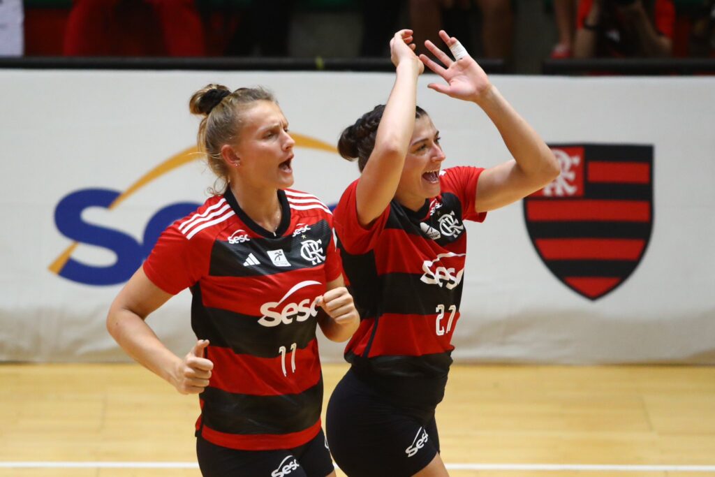 Jogadoras do Flamengo comemoram ponto contra o Tijuca; Meninas da Gávea enfrentam o Fluminense nesta quinta