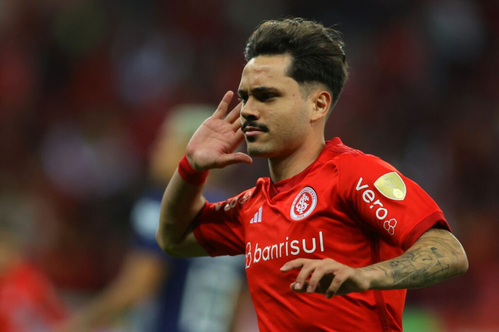 Maurício comemora gol pelo Internacional; jogador é um dos alvos do Flamengo no Mercado da Bola