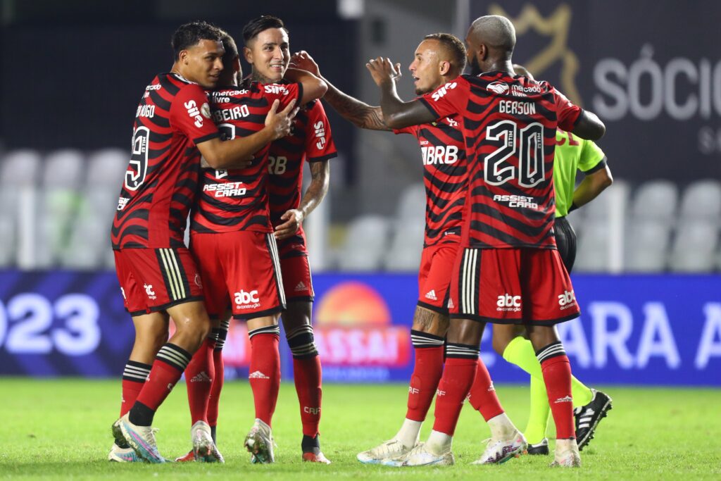 Jogadores do Flamengo comemoram gol diante do Santos, no primeiro turno do Brasileirão; Gerson teve noite de "garçom", com três assistências