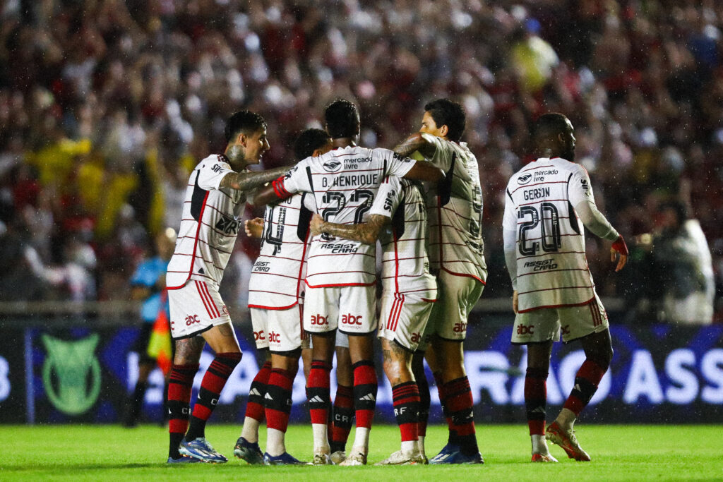 Jogadores abraçados no campo na vitória do Flamengo sobre o América-MG no Brasileirão 2023