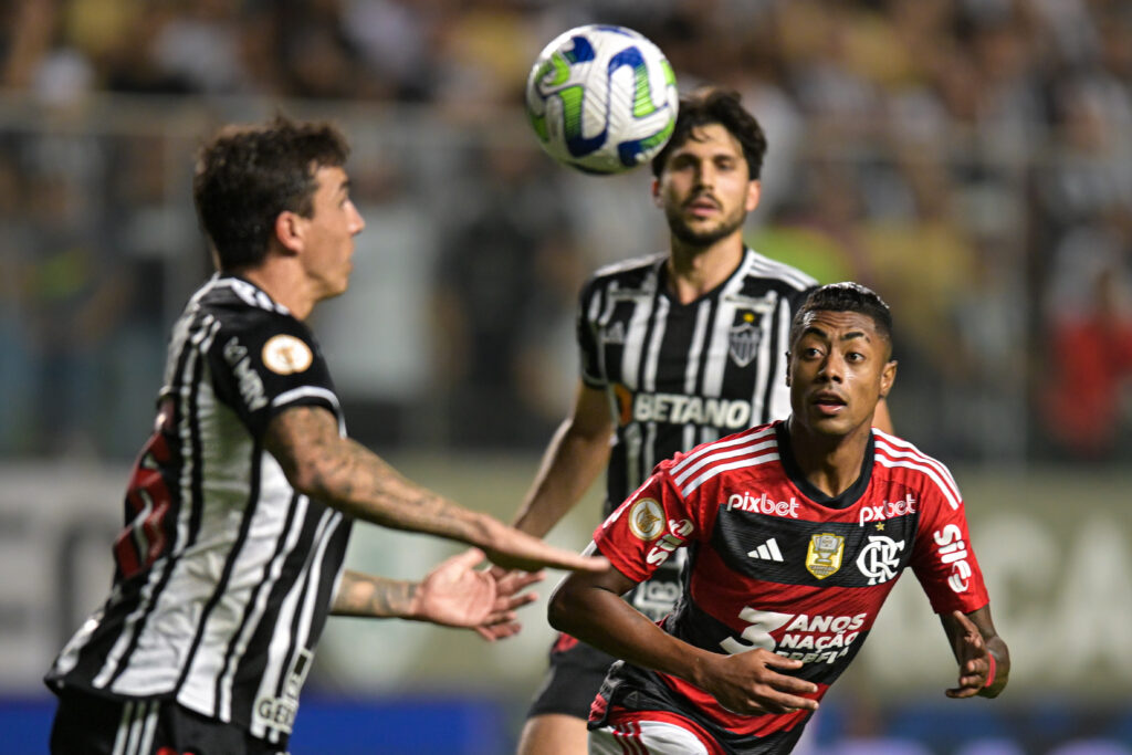 Bruno Henrique disputa a bola em Flamengo x Atlético-MG pelo Brasileirão