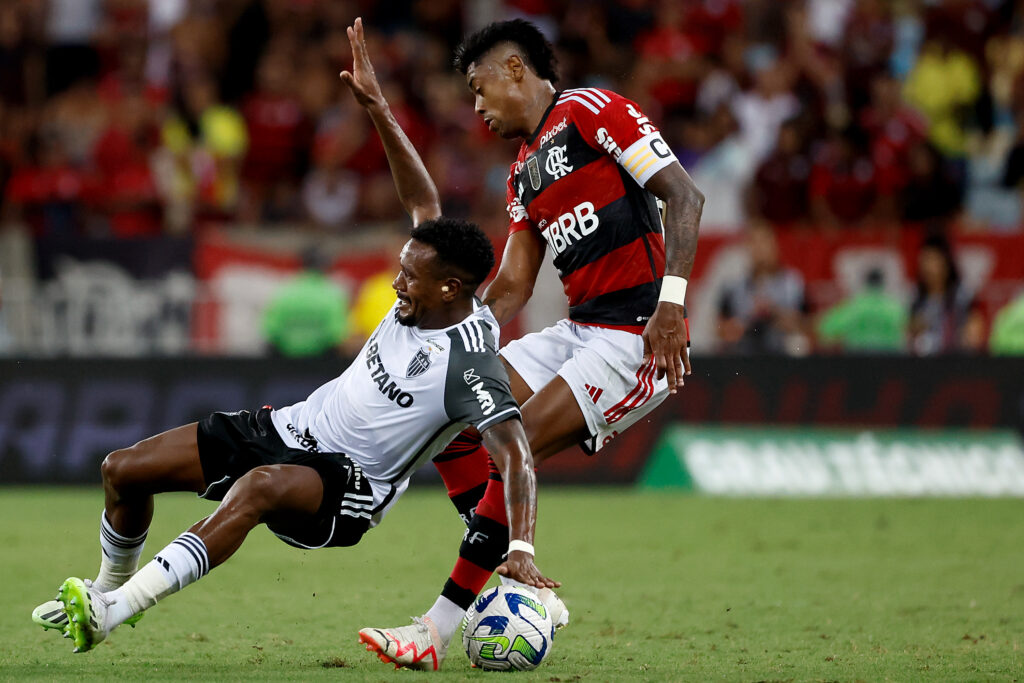 Bruno Henrique e Edenílson disputam bola no Maracanã; Flamengo x Atlético-MG