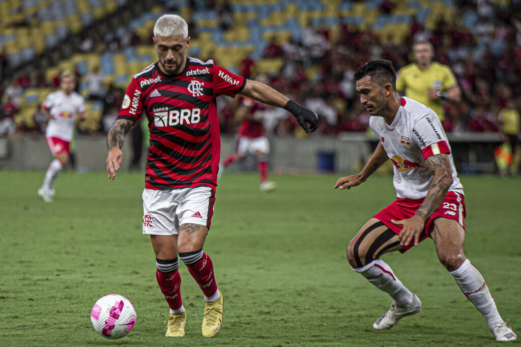 Arrascaeta em campo pelo Flamengo contra o Red Bull Bragantino; veja estatísticas dos times antes de confronto pelo Brasileirão