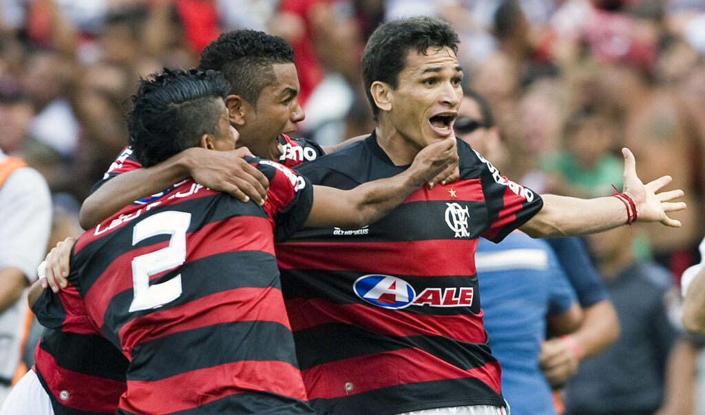 Ronaldo Angelim, David Braz e Léo Moura comemora gol no jogo do título de 2009 contra o Grêmio; Time está em situação semelhante em 2023