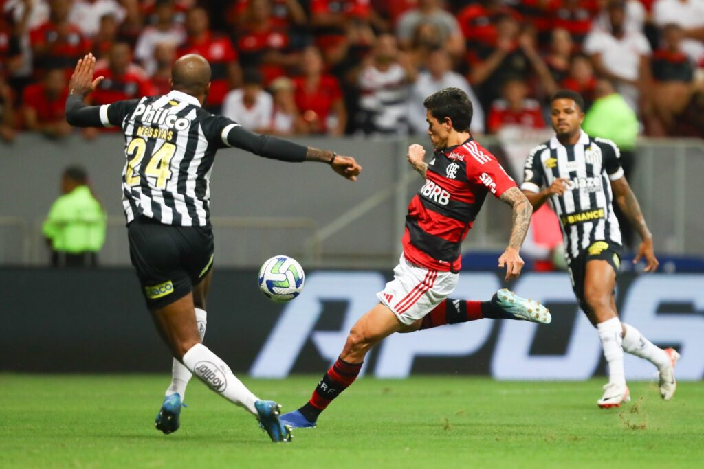 Pedro finaliza em Flamengo x Santos; Nova derrota mantém em 0% aproveitamento do Fla como mandante fora do Rio no Brasileirão