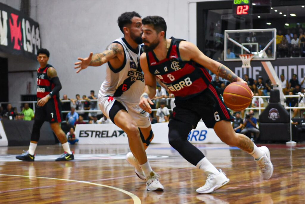 Balbi, do Flamengo, tenta infiltração contra jogador do Vasco durante partida em São Januário pelo NBB