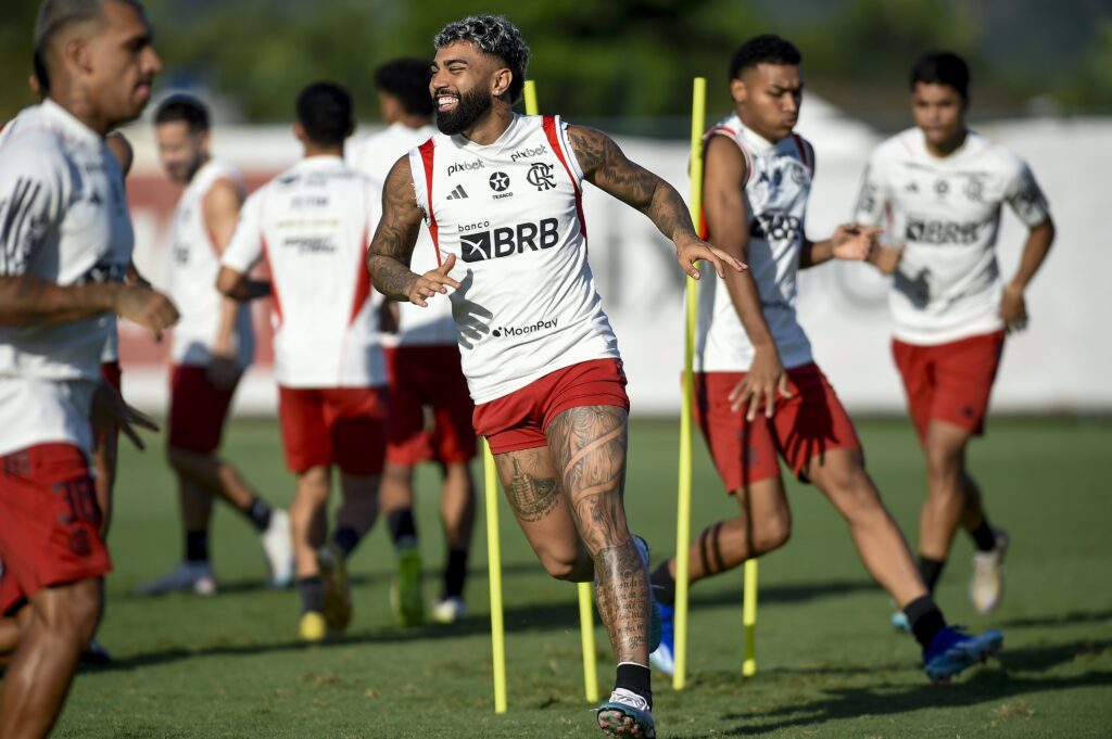 Gabigol em treino do Flamengo; atleta retorna à lista de relacionados de Tite para enfrentar o Palmeiras