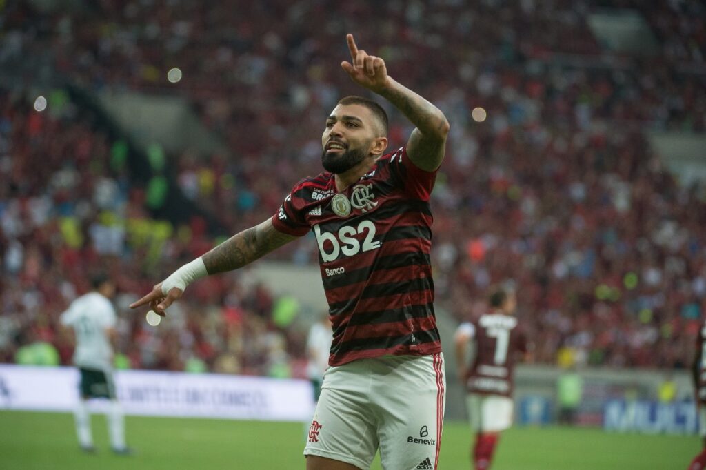 Gabigol comemora gol contra o Palmeiras; atacante do Flamengo deve começar no banco de reservas