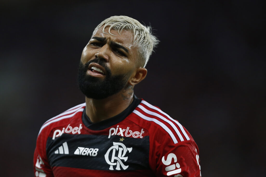 Gabigol em jogo do Flamengo com expressão de descontentamento; Corinthians quer contratar atacante para 2024