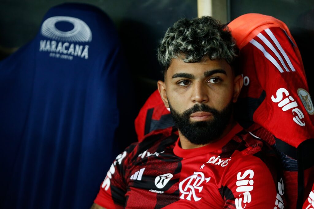 Gabigol, do Flamengo, no banco antes de clássico contra o Fluminense, no qual ele acabou sendo expulso