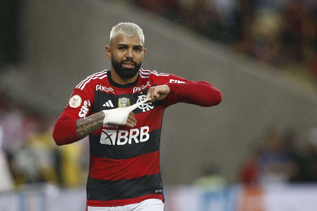 Gabigol saindo de campo em jogo do Flamengo; atacante tem pior valor de mercado desde que chegou ao Flamengo
