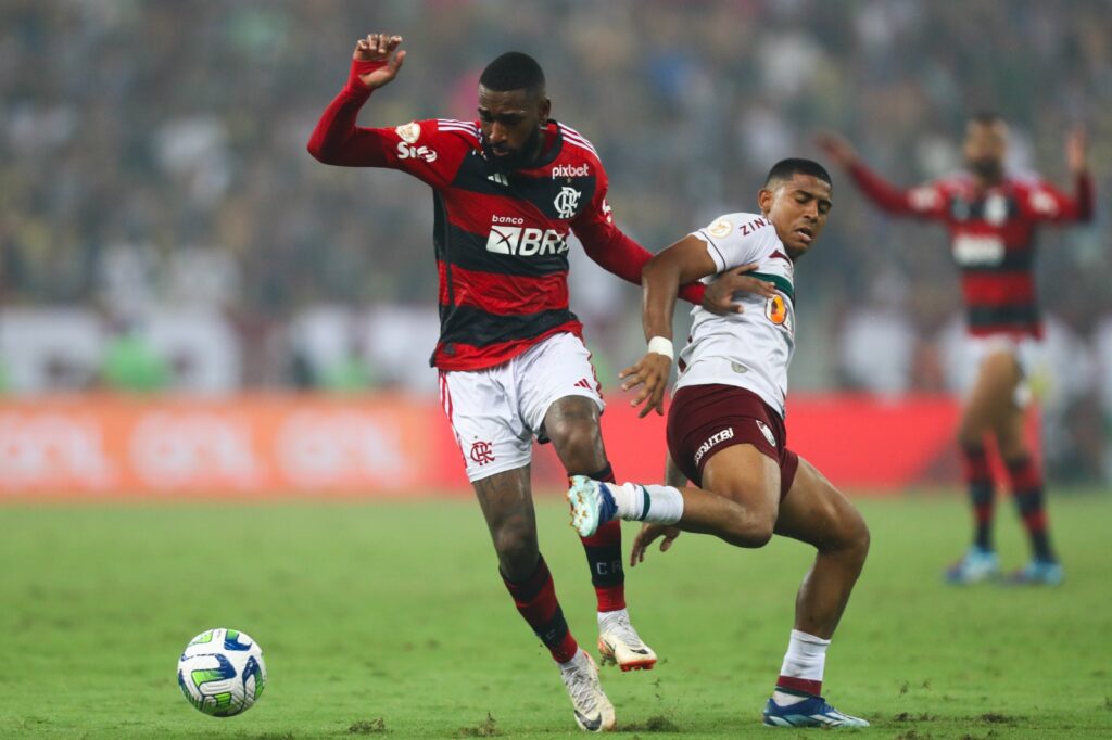 Flamengo empata com Fluminense - Gerson disputa bola com jogador do Fluminense