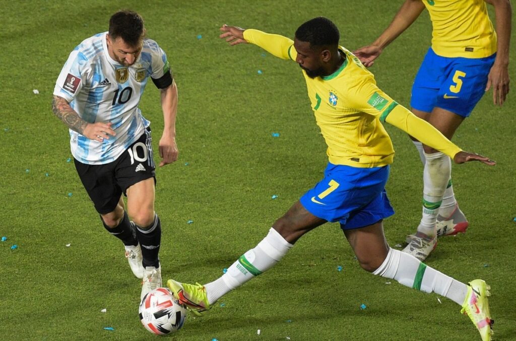 Gerson marcando Messi em Brasil x Argentina