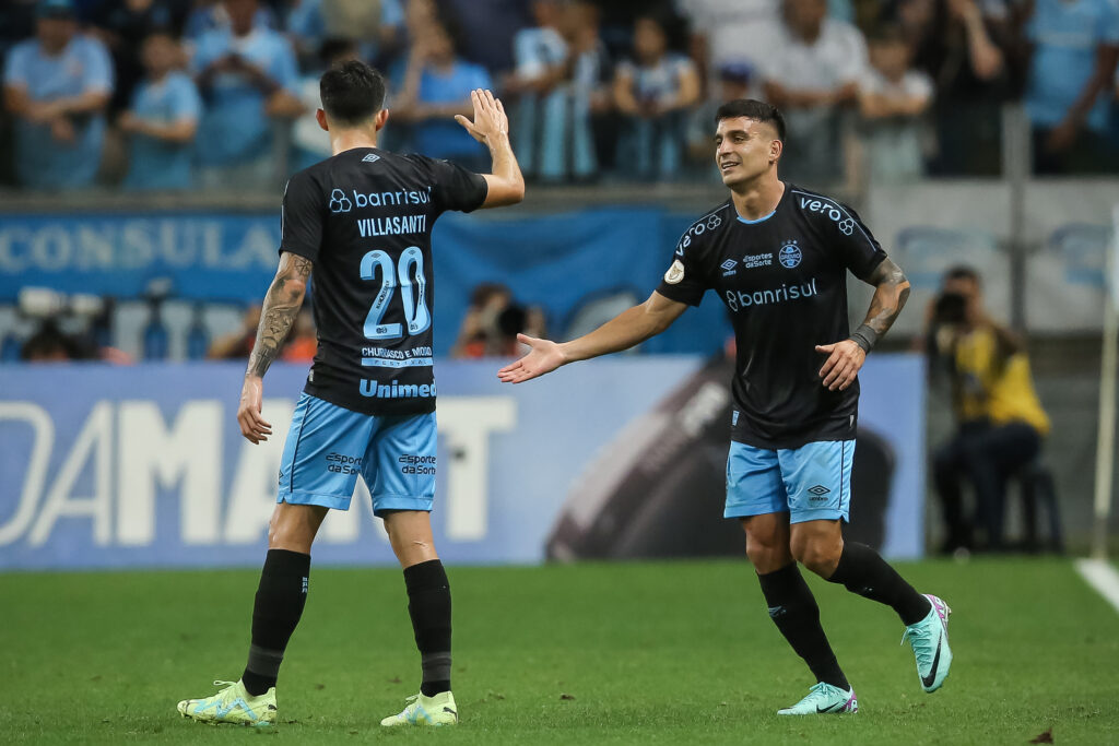 Jogadores do GrÊmio comemoram gol contra o Goiás; resultado pressiona o Flamengo no Brasileirão