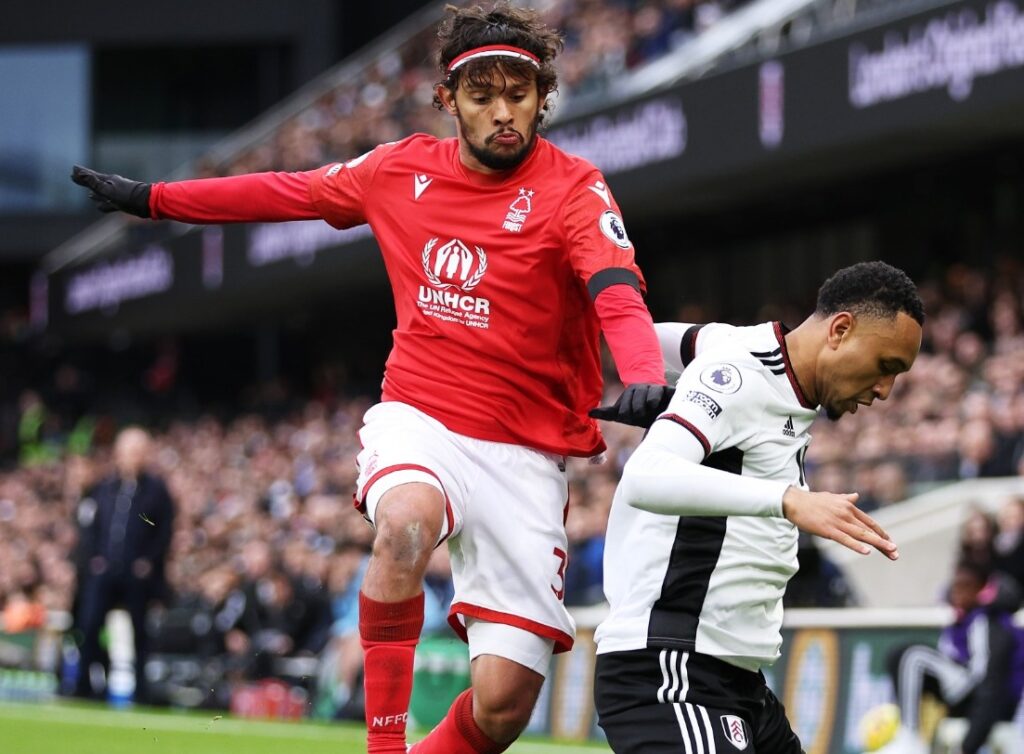 Gustavo Scarpa em campo pelo Nottingham Forest