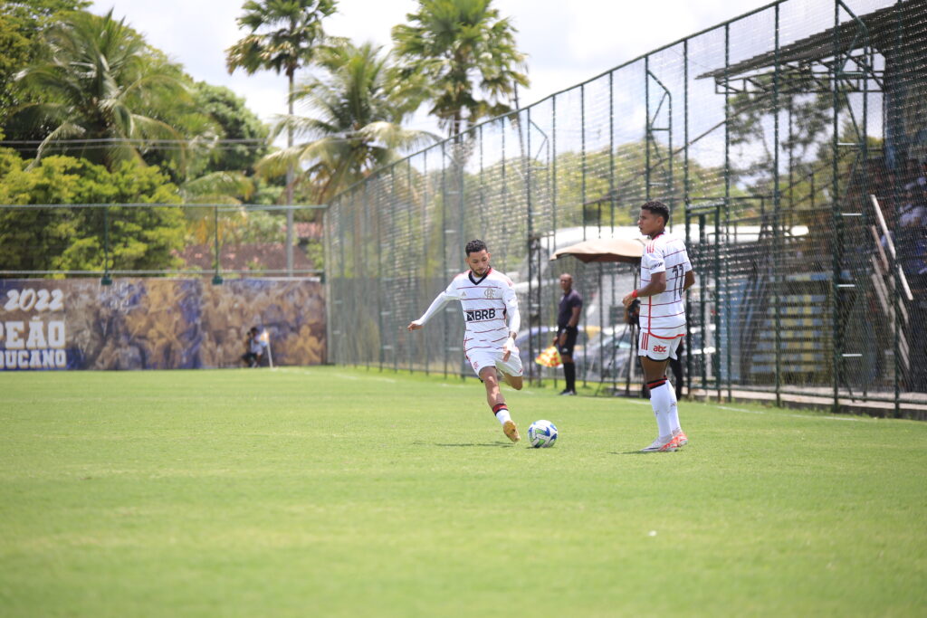 Jogadores do Flamengo preparam para cobrança de falta. Mengão perdeu para o Porto-CE e para o Novorizontino na Copa Atlântico Sub-19