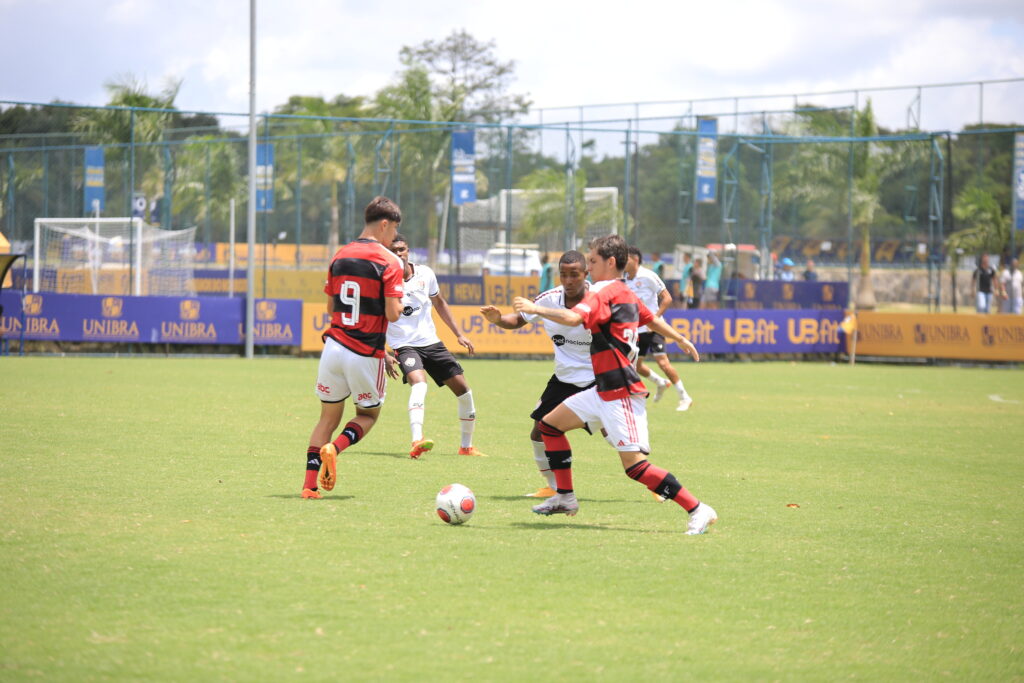 Jogadores de Flamengo e Vitória disputam a bola em último jogo da fase de grupos da Copa Atlântico Sub-19. Mengão levou virada e foi eliminado sem somar pontos.