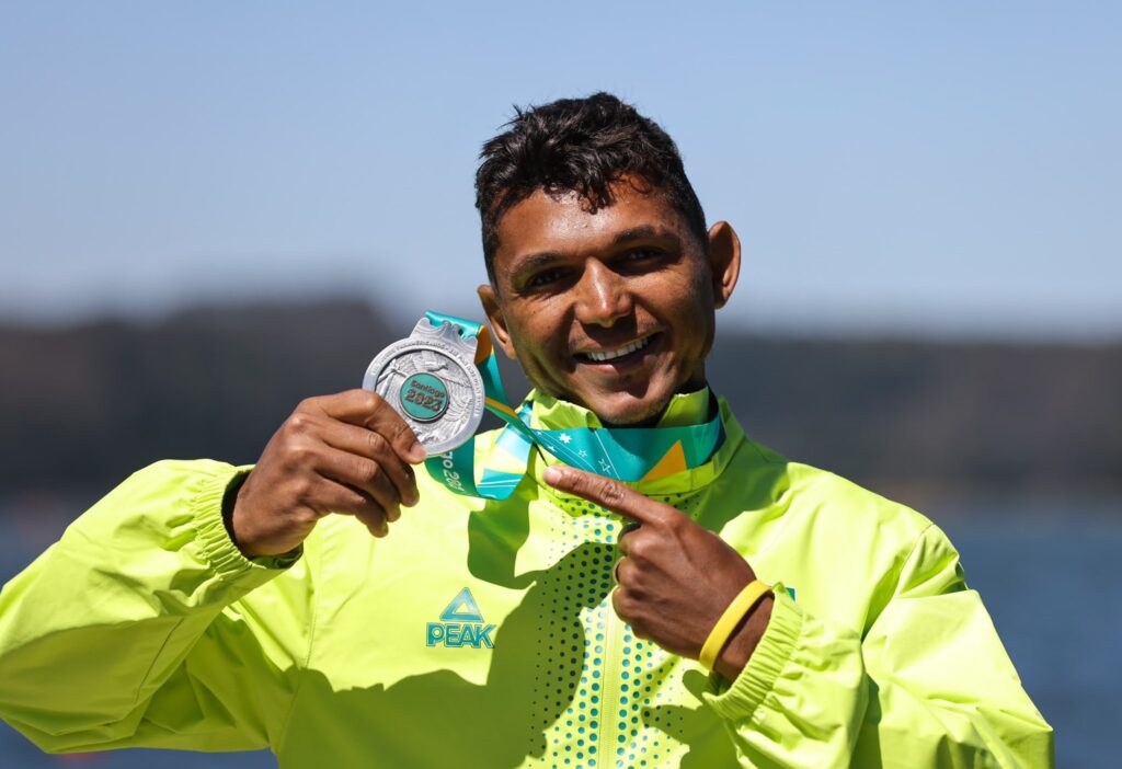 Isaquias Queiroz exibe medalha de prata da categoria C1 1000m; atleta do Flamengo chegou à quinta medalha de Pan