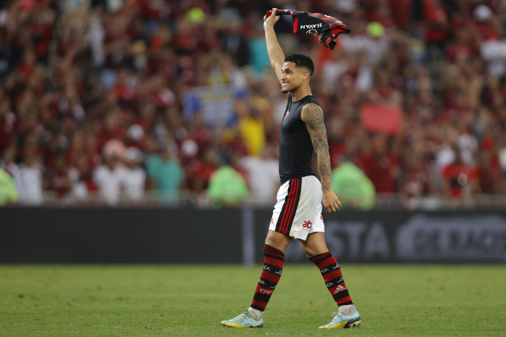 João Gomes com a camisa do Flamengo; volante interagiu com torcedores nas redes sociais