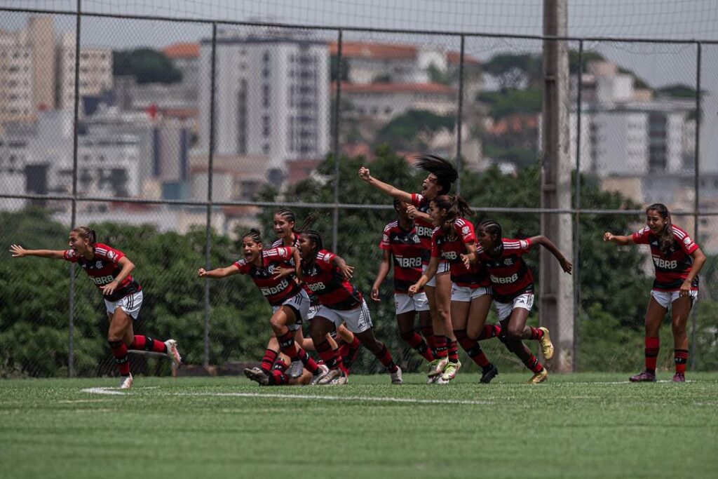 Flamengo supera São Paulo nos pênaltis e comemora vaga inédita na final do Brasileirão Feminino Sub-17