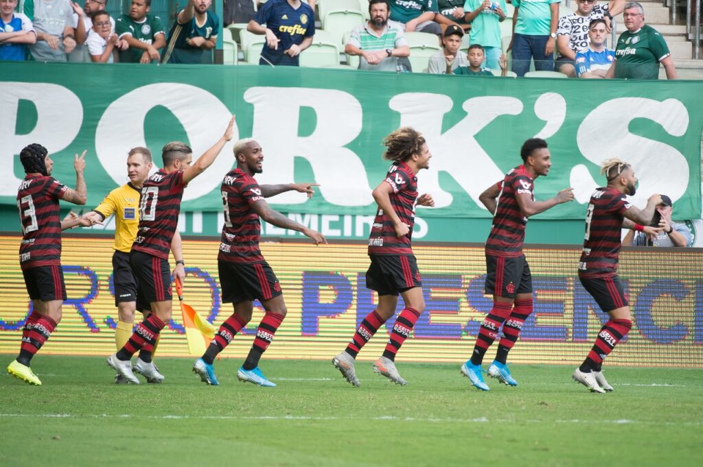 Jogadores do Flamengo comemoram gol contra o Palmeiras no Allianz Parque, em 2019