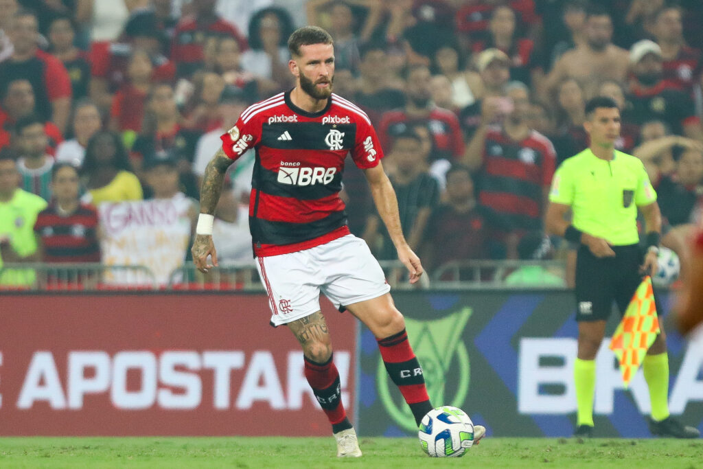 Léo Pereira carrega a bola com pé esquerdo em jogo do Flamengo; zagueiro falou tite e briga pelo título do Brasileirão