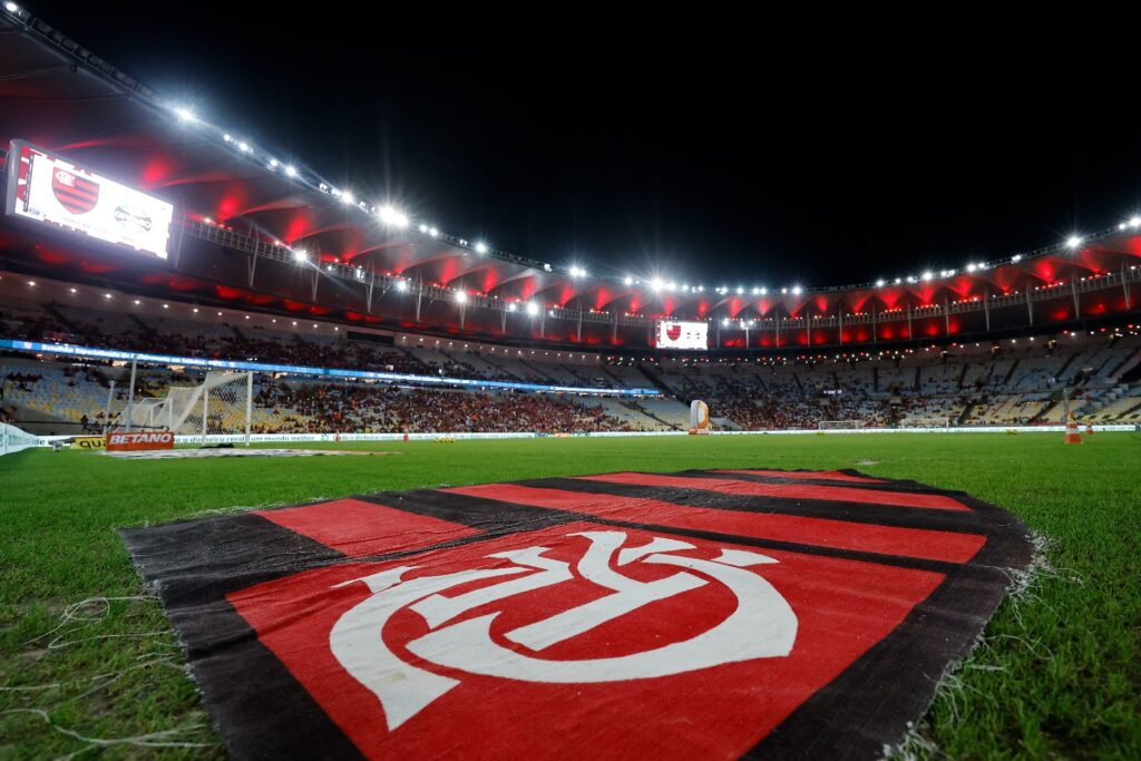 Vista ampla do Maracanã com escudo do Flamengo e luzes rubro-negras