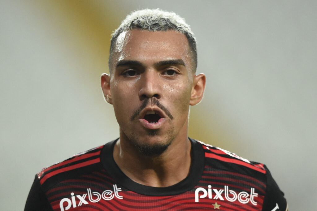 Matheuzinho tenta se recuperar no Flamengo