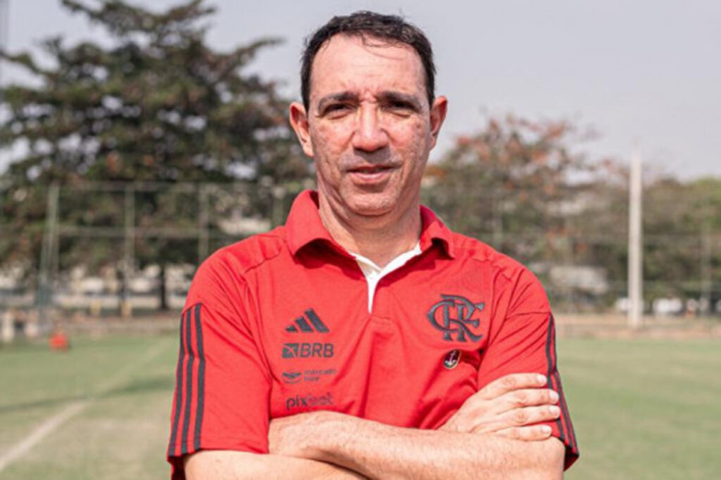 Maurício Salgado, técnico do Flamengo feminino. Treinador comentou planejamento para a temporada de 2024 e destacou importância de reforços na pré-temporada