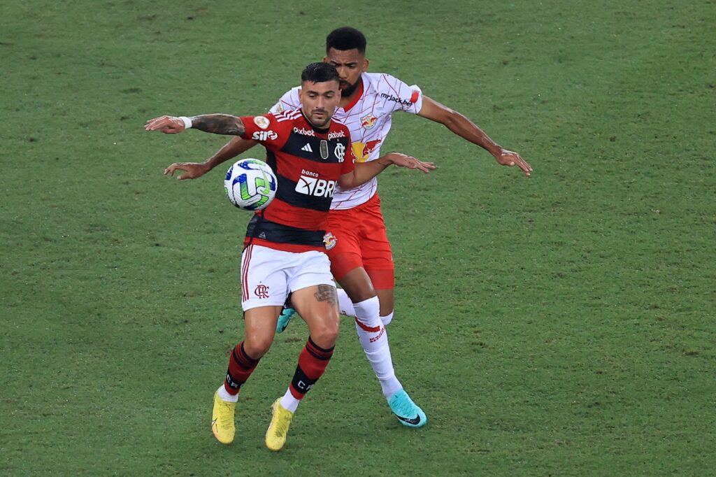 Arrascaeta fez o gol da vitória do Flamengo e, na foto, recebe marcação dura de jogador do Bragantino em jogo pelo Brasileirão