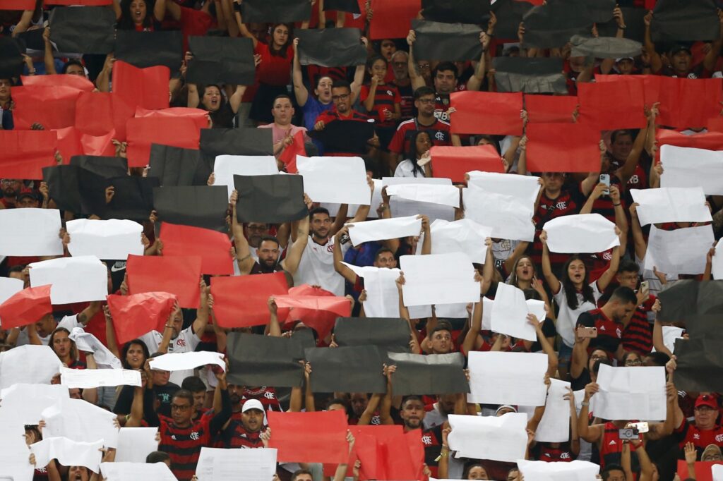 Torcida do Flamengo levanta peças que formaram mosaico em partida contra o Cruzeiro pelo Campeonato Brasileiro 2023